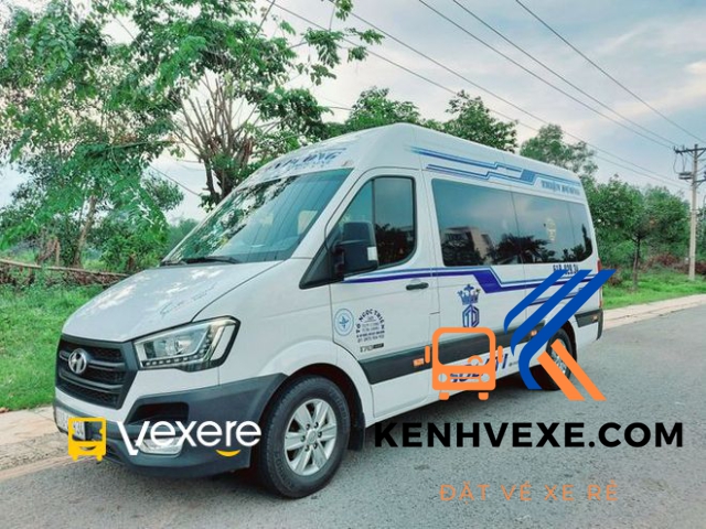 Hành khách làm thủ tục lên xe khách tuyến Bình Dương Sài Gòn