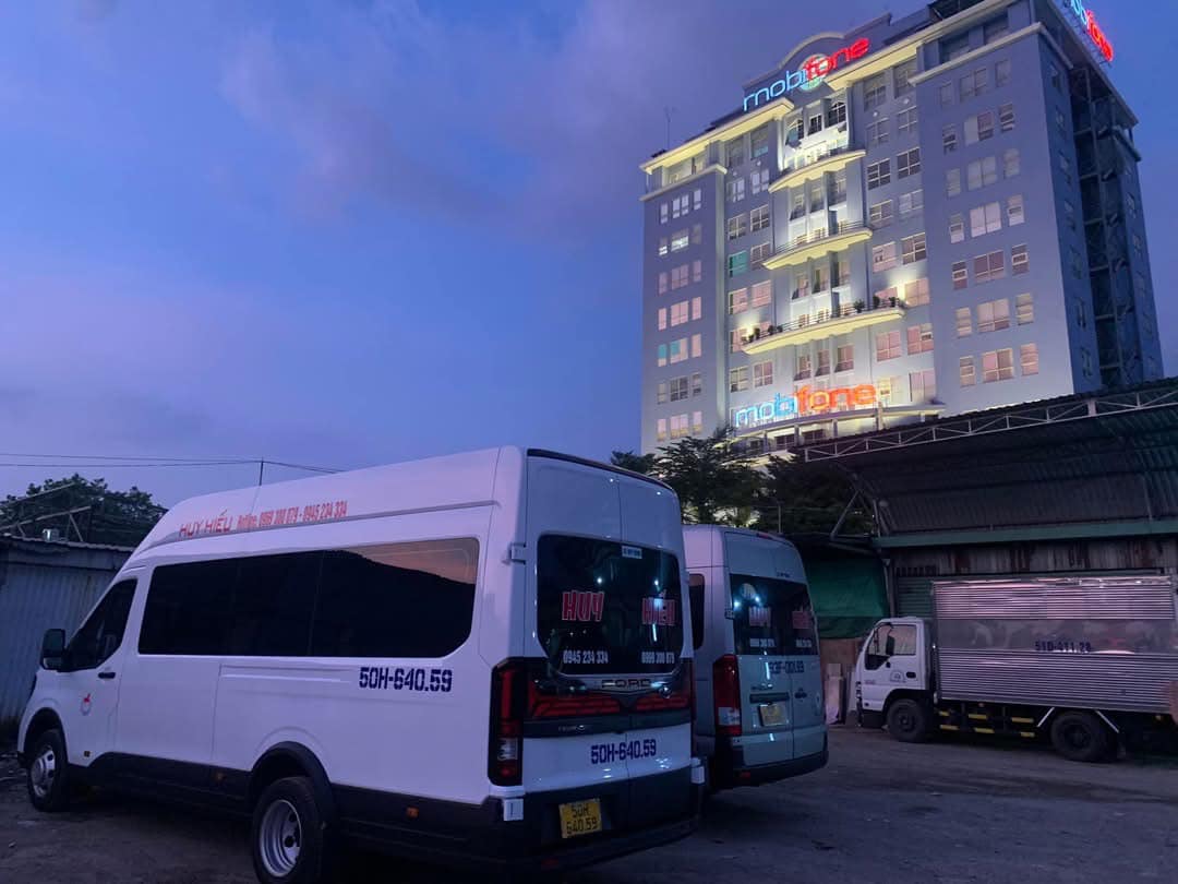 Dàn xe limousine Huy Hiếu tại văn phòng Lộc Ninh