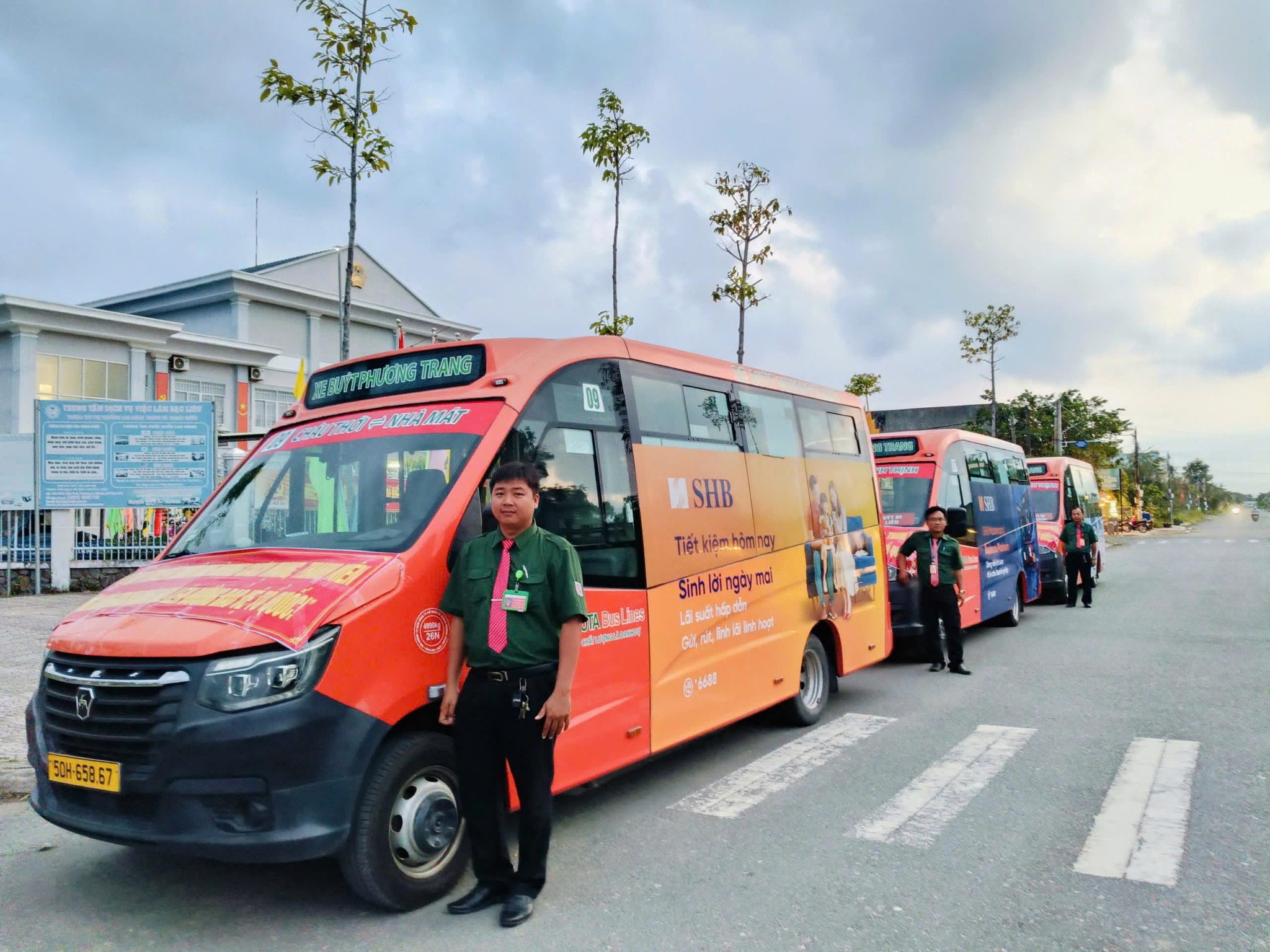 Nhân viên FUTA Express tại Bạc Liêu hỗ trợ khách gửi hàng